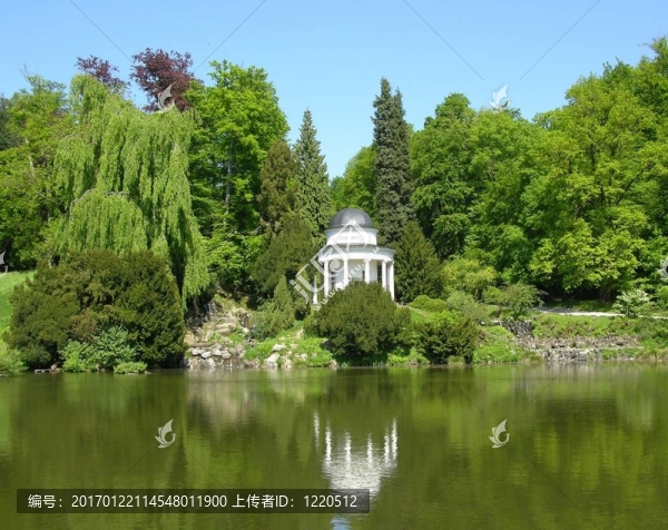 在一個(gè)宏偉的公園風(fēng)景古老的涼亭