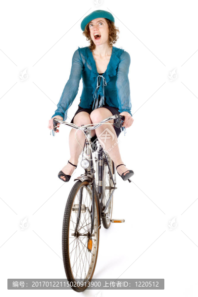 騎自行車的有趣的女孩
