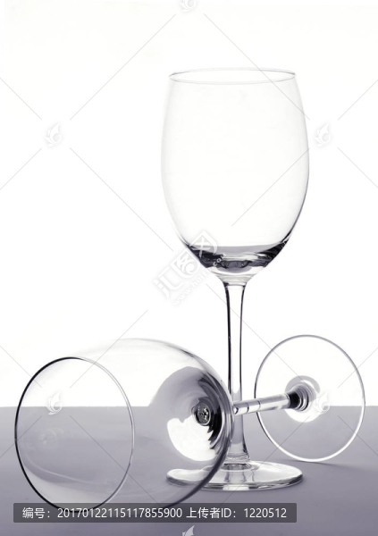 空的酒杯
