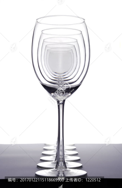 空的酒杯