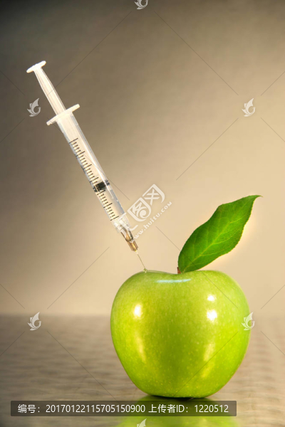 綠色蘋果中注射器的特寫