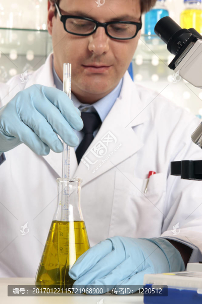 科學家混合液體化學品