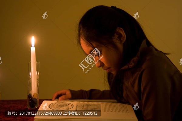 年輕學(xué)生讀一本書。