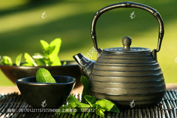 帶有薄荷茶的黑色亞洲茶壺