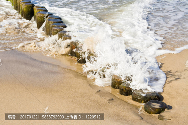 波在海灘