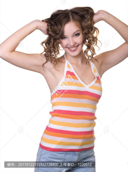 穿藍色牛仔褲的漂亮女孩