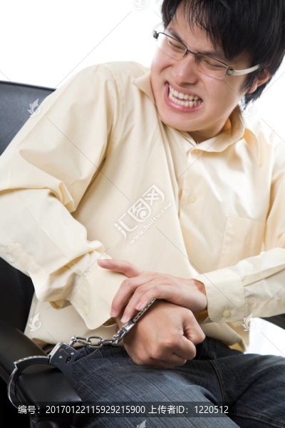 亞洲商人戴上手銬