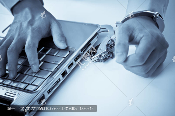 戴上手銬的商人在筆記本電腦