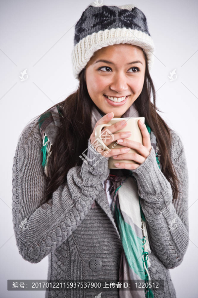 美麗的亞洲女人喝咖啡