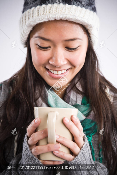 美麗的亞洲女人喝咖啡