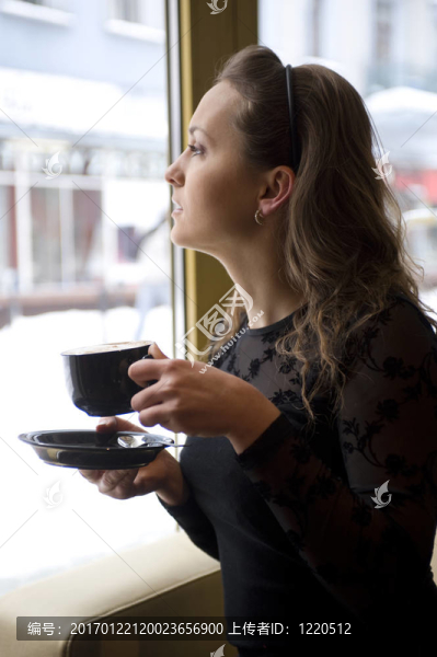 咖啡館里的女人