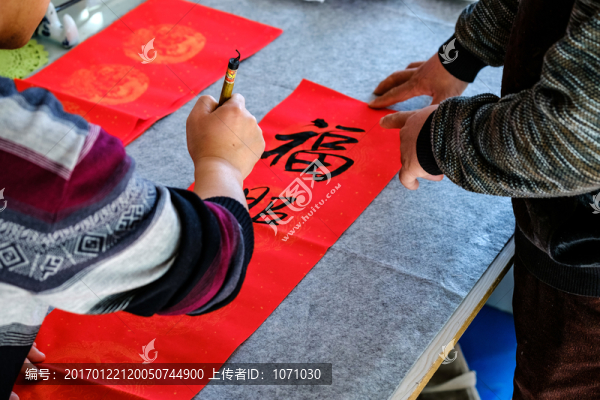寫春聯(lián)