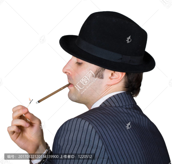復古商人點燃一支香煙