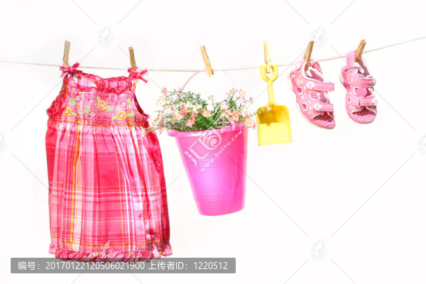 小女孩的衣服和玩具在晾衣繩上