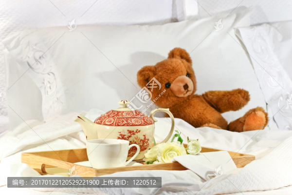 在白色床單上的泰迪熊床上