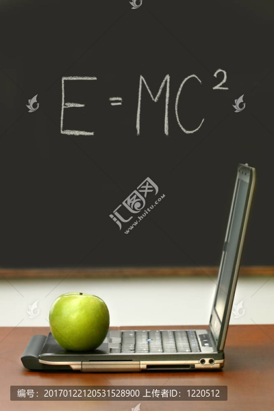 桌上有筆記本電腦和綠色蘋果