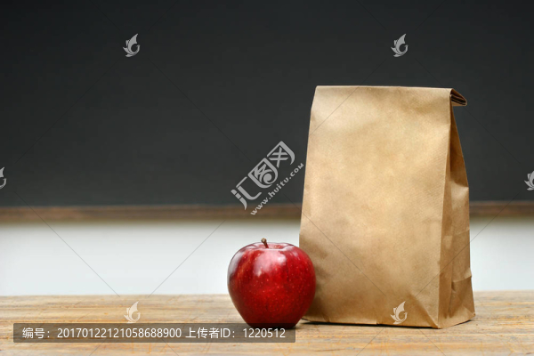 桌上的紙午餐袋