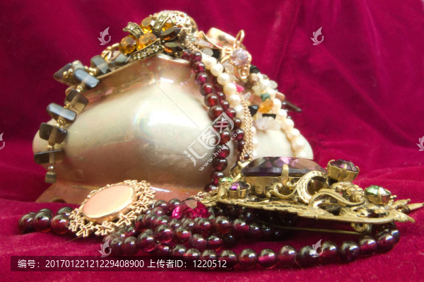 陶瓷的寶藏與紅天鵝絨的貴重物品