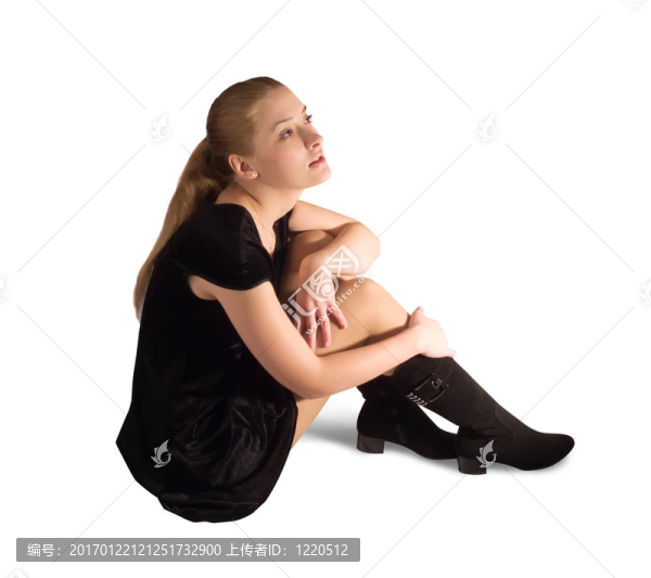 女孩坐在黑色天鵝絨的衣服和鞋子