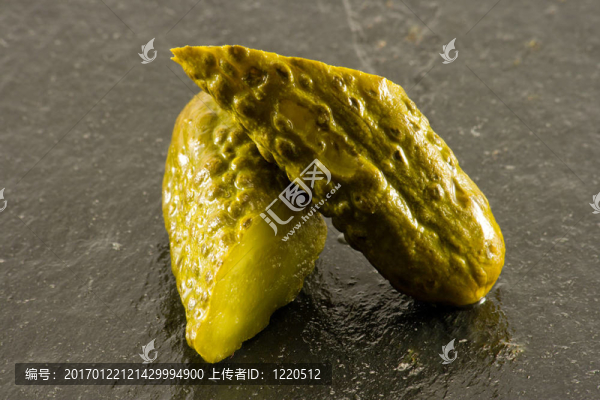 小黃瓜切成兩半
