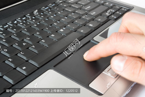 手指在筆記本上觸摸