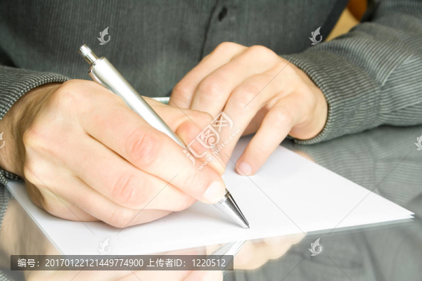手用筆和紙