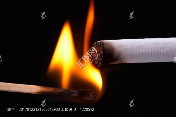 點(diǎn)燃一支煙