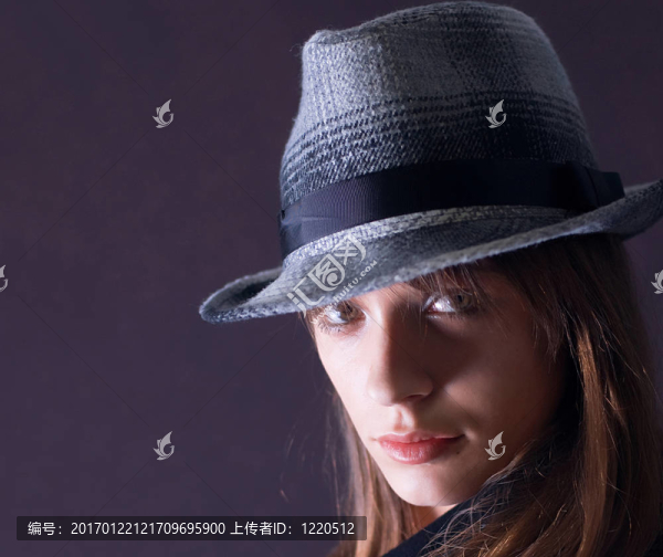 戴帽子的女人