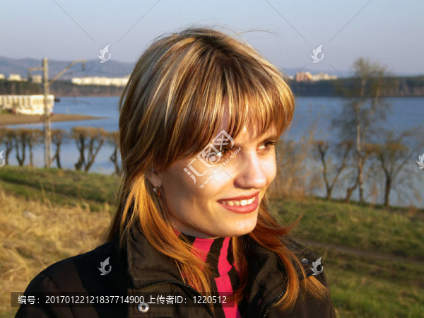 湖附近的一個(gè)女人