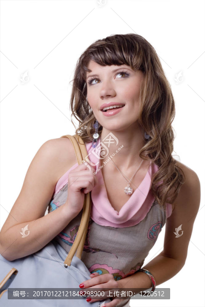漂亮的女孩手上有一個(gè)白色背景的袋子
