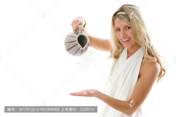 年輕漂亮的女孩倒從一壺牛奶
