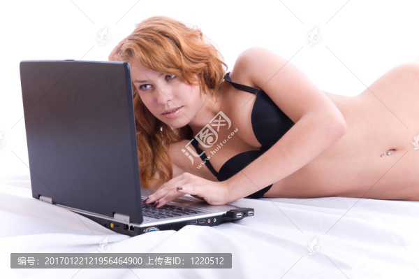 使用筆記本電腦的性感女人。