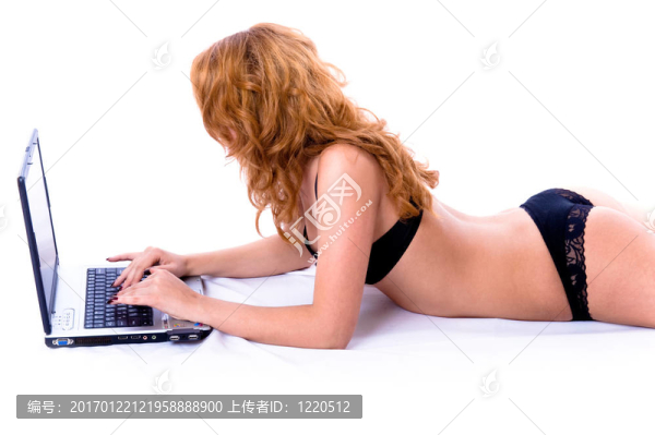 年輕漂亮的女孩使用筆記本電腦。