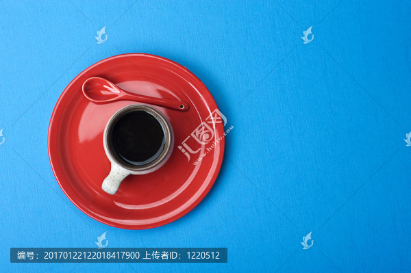 藍(lán)色桌子上的咖啡杯