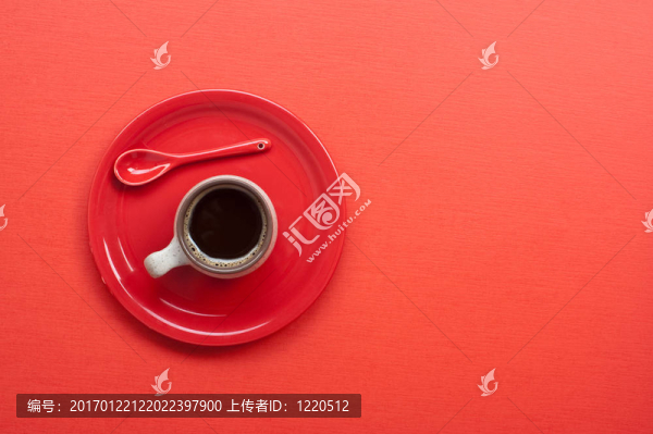 紅桌上的咖啡杯
