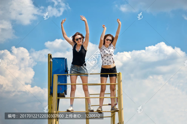 兩個(gè)女孩玩得很開(kāi)心。