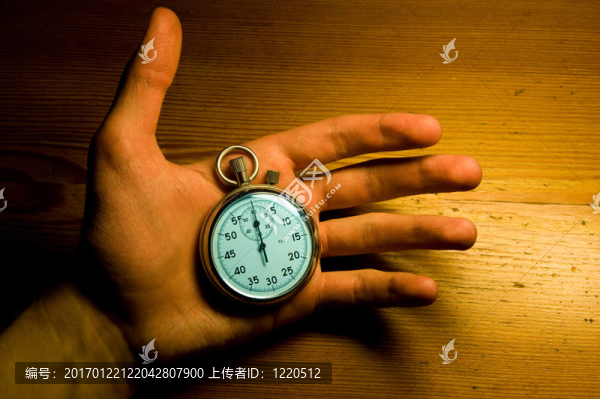 男子手拿著“停表”
