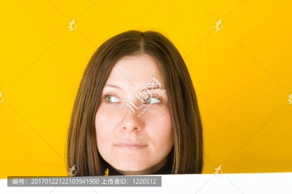美麗的女人看著左邊角落。