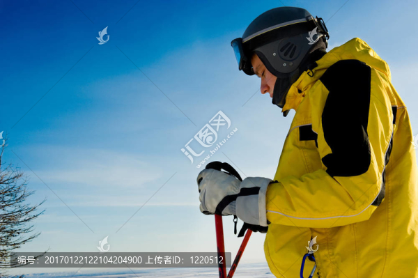 年輕的滑雪者站在山