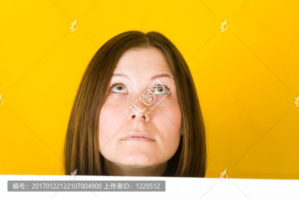 美麗的女人抬頭。