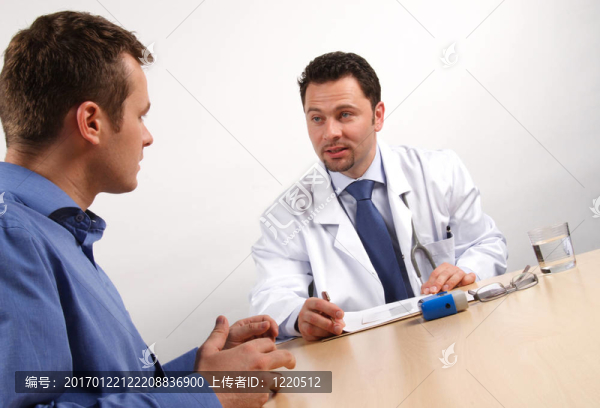男性患者和醫(yī)生交談