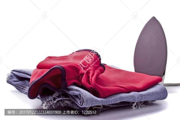 熨斗和一堆衣服