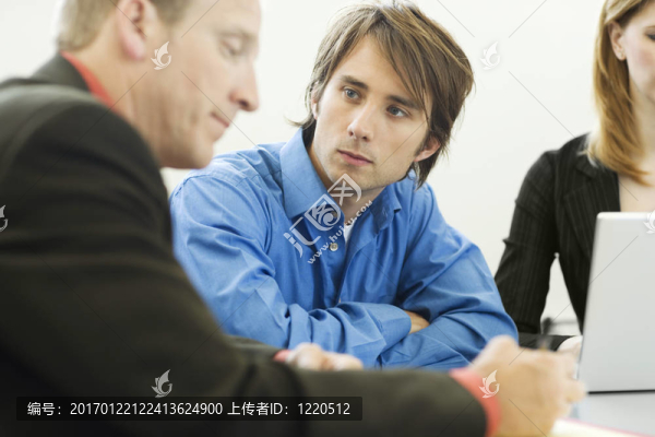 工人坐著說話