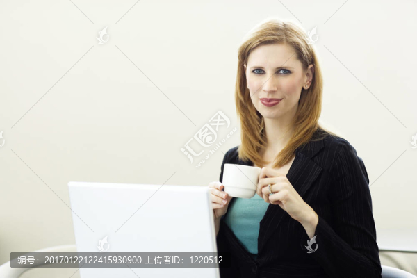 商人與筆記本電腦