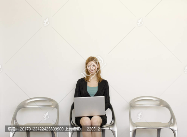 商人坐在筆記本電腦-匯圖網(wǎng) www.fosd68.com 商人坐在筆記本電腦