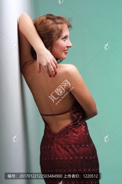 站在墻旁邊的女人