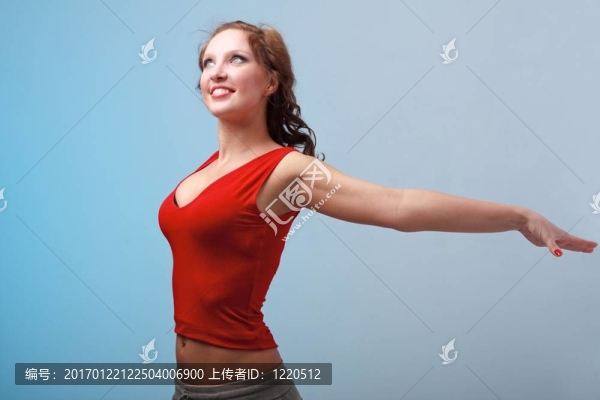 年輕漂亮的女運動員運動