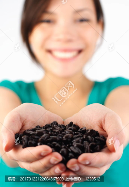 咖啡豆的女人