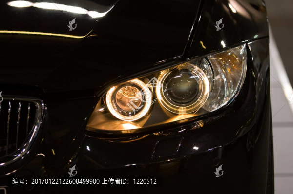 運(yùn)動(dòng)轎車的前視圖
