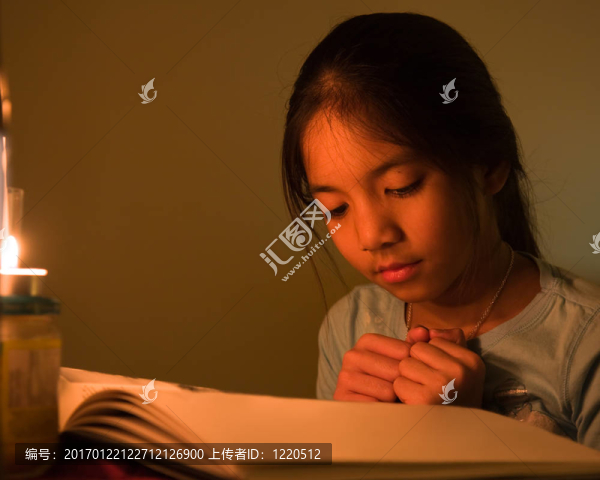 年輕學(xué)生讀一本書。